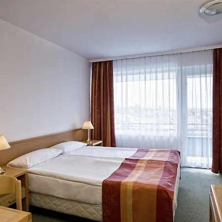 Danubius Annabella 3* באלאטונפורד